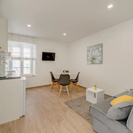Tudor 1 Apartment