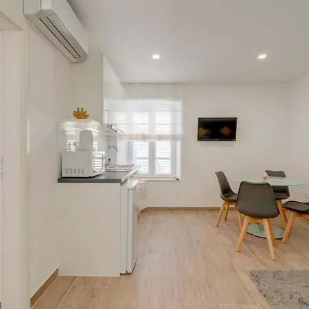 Tudor 1 Apartment